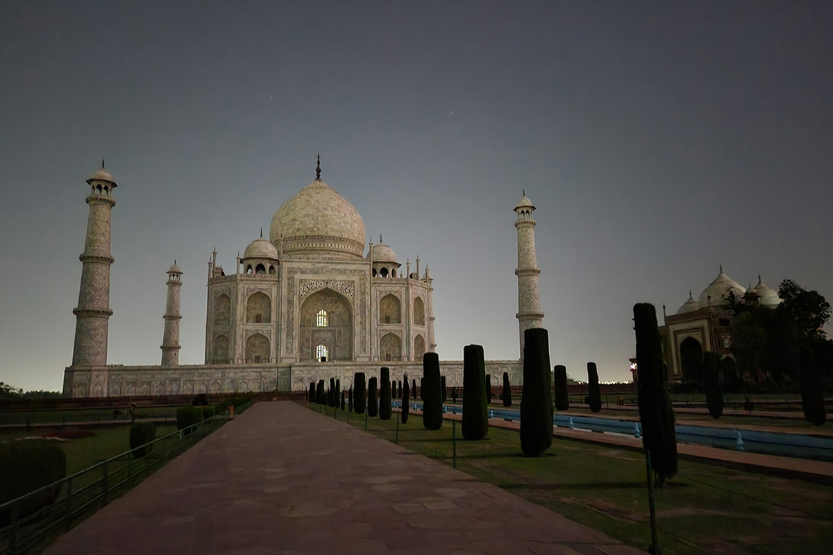 Explore-Taj-Mahal-at-full-moonlight